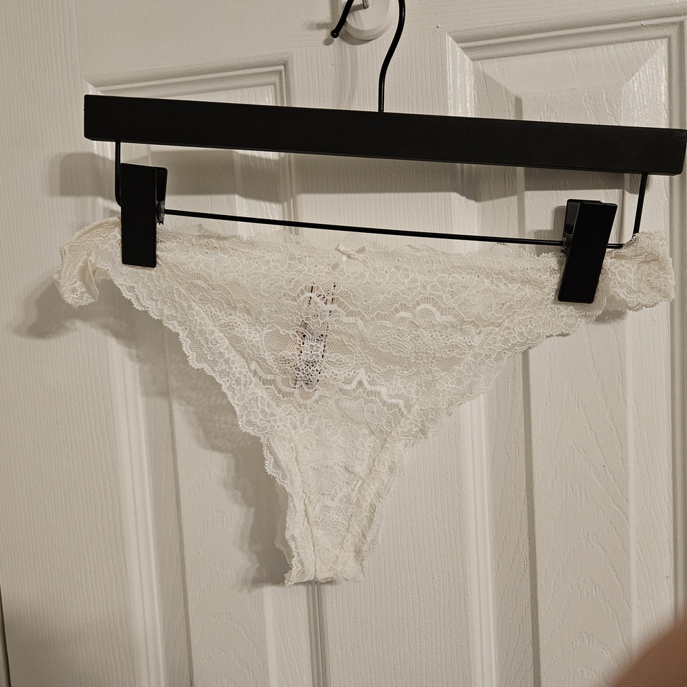 Elegant VS Lace Women's Dream Angels Thong in Cream